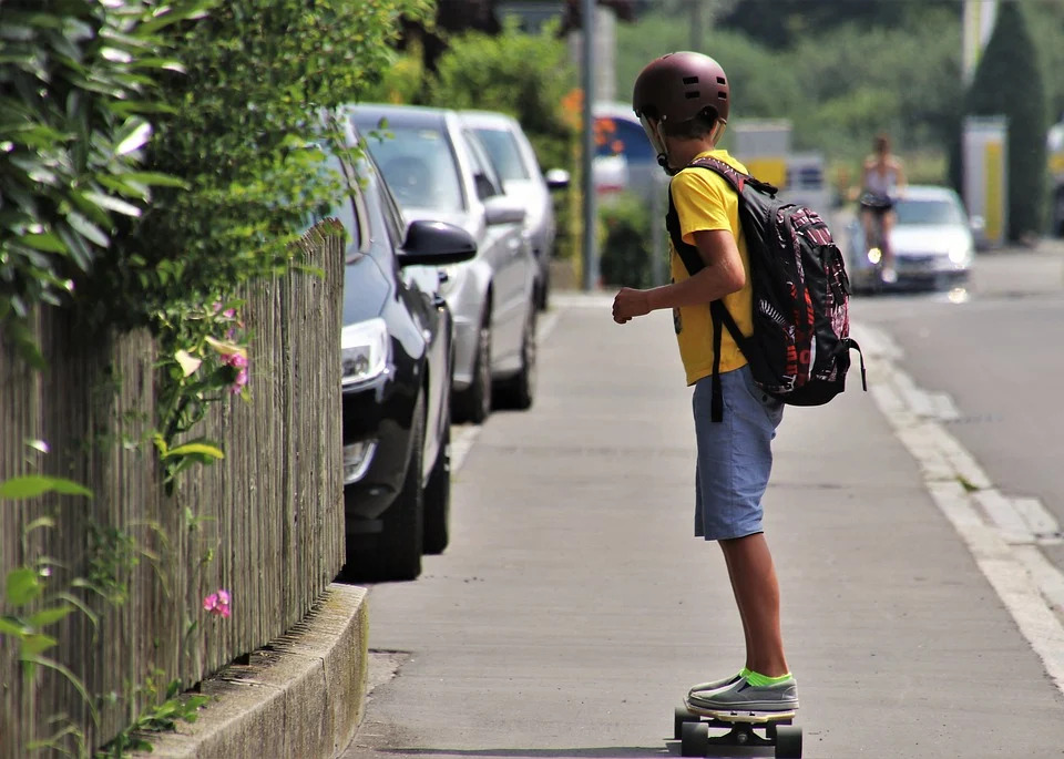 国内外の数多くのプロスケーター 少年 シルエット 休日 街 男の子 スケーター バックパック