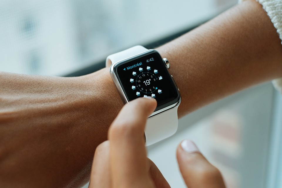 スマートウォッチ りんご 手首 腕時計 見る アップルウォッチ ガジェット デジタル 天気
