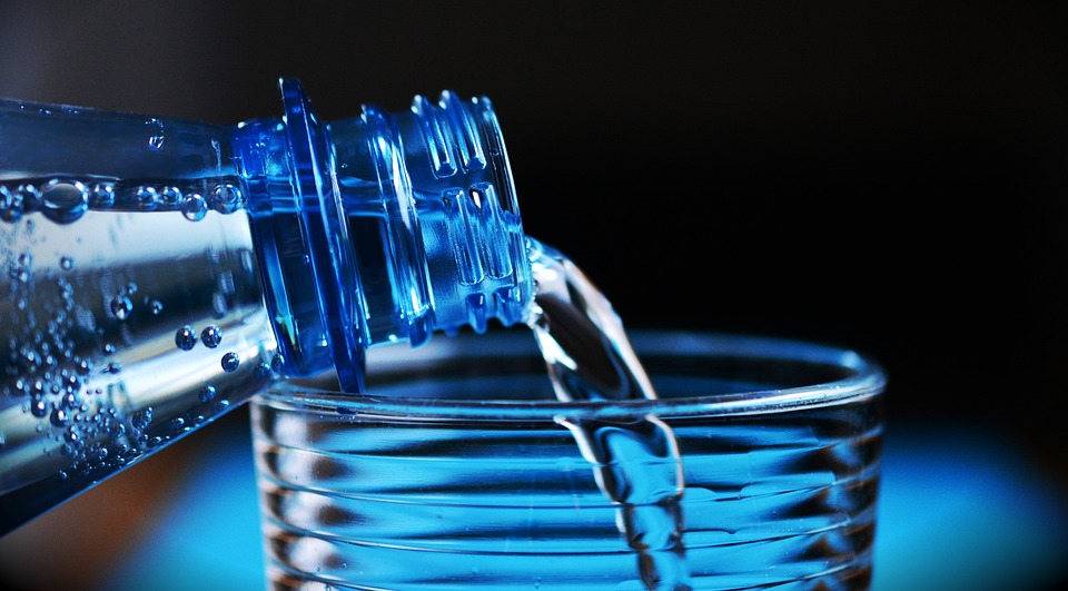 ボトル ミネラルウォーター ガラス 注ぐ 水を注ぐ ペットボトルの水 水を飲む ペットボトル