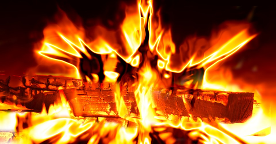 火 炎 薪 キャンプファイヤー 焚き火 暖炉 燃焼 燃えた 残り火 熱 ホット 暖かい