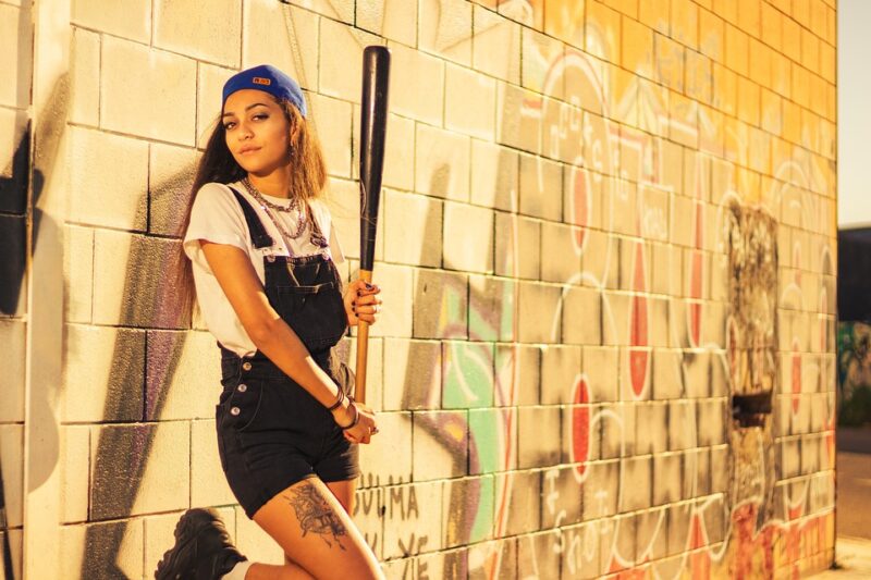 モデル 野球のバット ファッション 壁 落書き 女の子 女性 若い